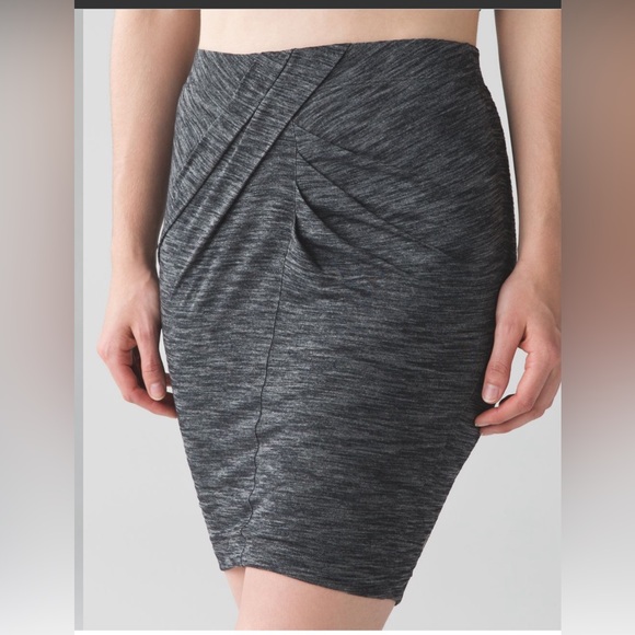 Women's Lululemon Yoga Haven Heathered Black Grey Mini Skirt Sz 10 - Picture 1 of 7